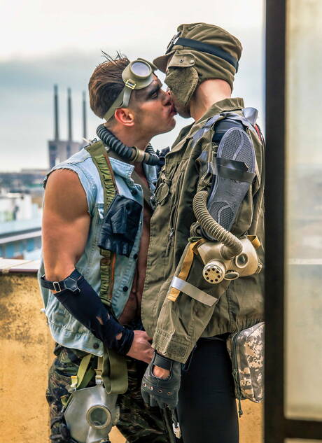 Spanish otter Dario Beck and english strongman Paddy Obrian in hot homosexual action outdoor