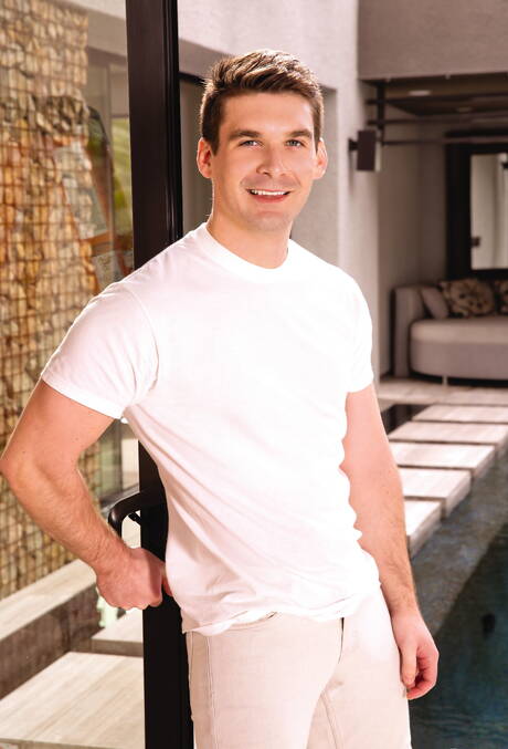 American stud Alex Mecum and canadian strongman Dustin Holloway love each other in the pool