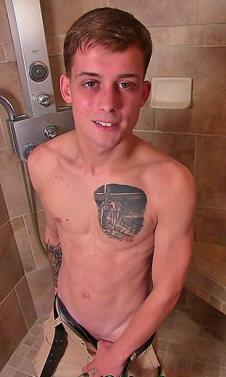 Gay in Shower Pics
