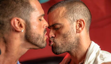 Gay Kissing Pics
