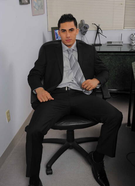 English hairy stud Dean Monroe and latin husky guy Topher Di Maggio love each other