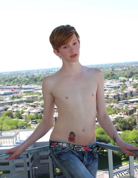 American beautiful boy Dakota White and twink Elijah Young fuck ass after sucking dick outdoor