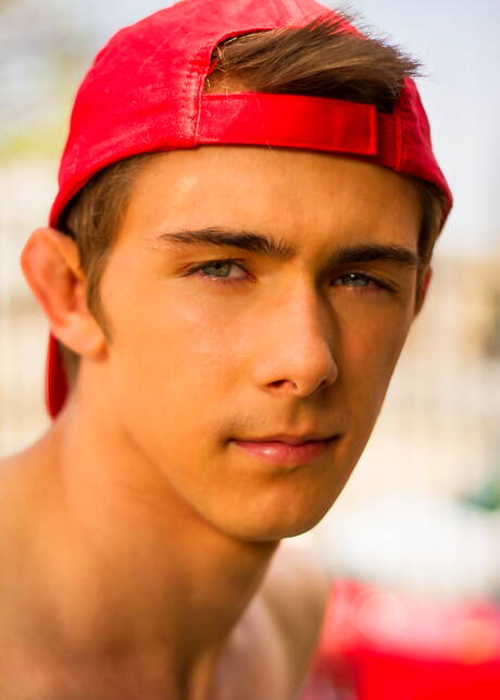 American pretty boy Kody Knight get naked and showing nice ass outside