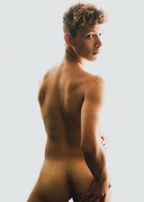 American young dude Hayden Lee posing naked and showing his butt