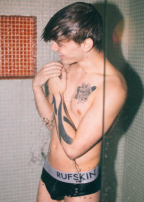 Gay in Shower Pics