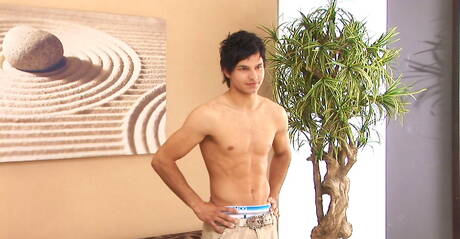 Czech hunky guy Marc Ruffalo get naked and showing nice butt