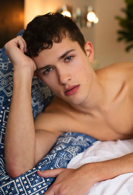 Latin beefcake Ashton Summers and american young Sean Ford in hot ass bang