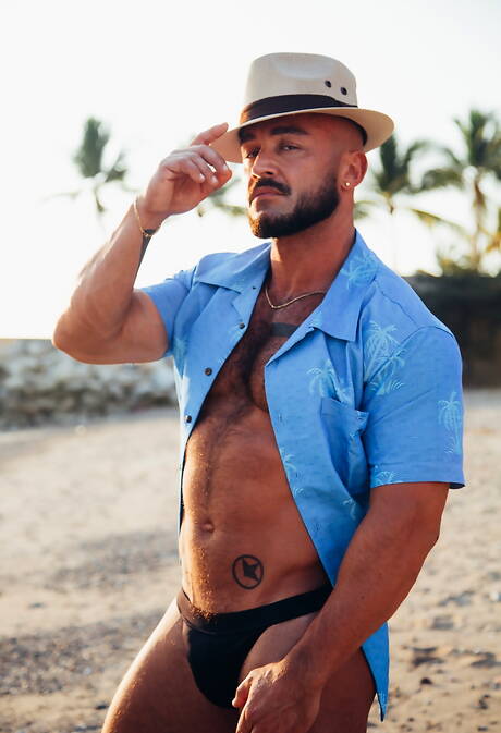 French bodybuilder Francois Sagat and american beautiful boy Sean Ford fuck ass after blowjob on beach