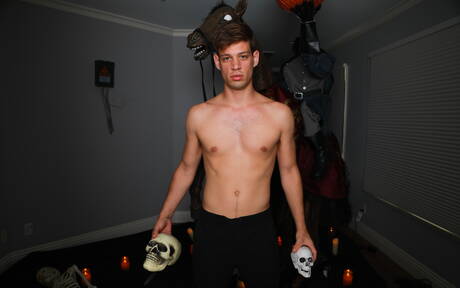 Nice american boys young boy Michael Del Ray and beefcake Dakota Payne shows a muscle body