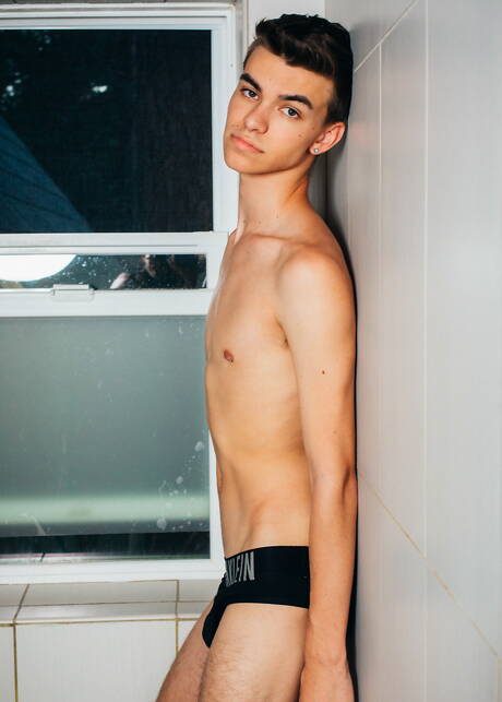 American hot twink Jace Myers get naked and showing his butt in hot shower
