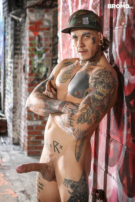 Canadian muscular Thyle Knoxx and canadian beefcake Bo Sinn have a good sex