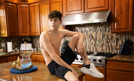 Two american boys twink Joey Mills and tough guy Felix Fox sucking and screwing each other in the kitchen