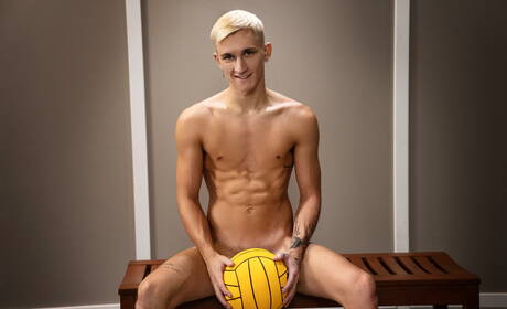 Pretty american boys pretty boy Theo Brady and superstud Finn Harding have a hot couple scene in hot shower