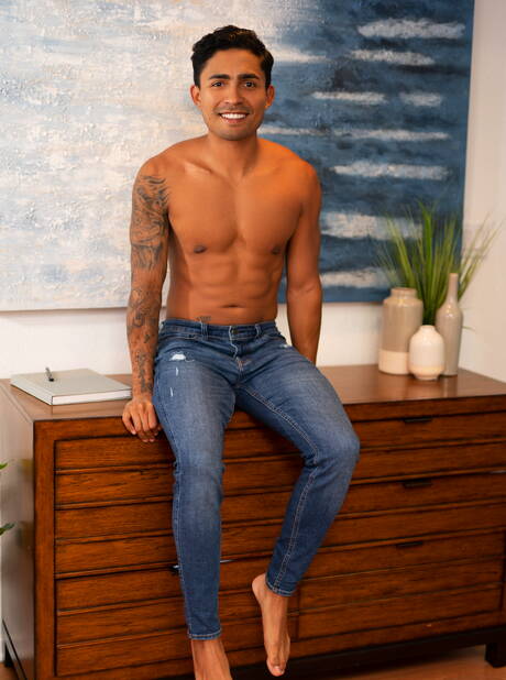 Nice american buddies beefcake Ricky Donovan and well-built Blake Ryan have a good sex