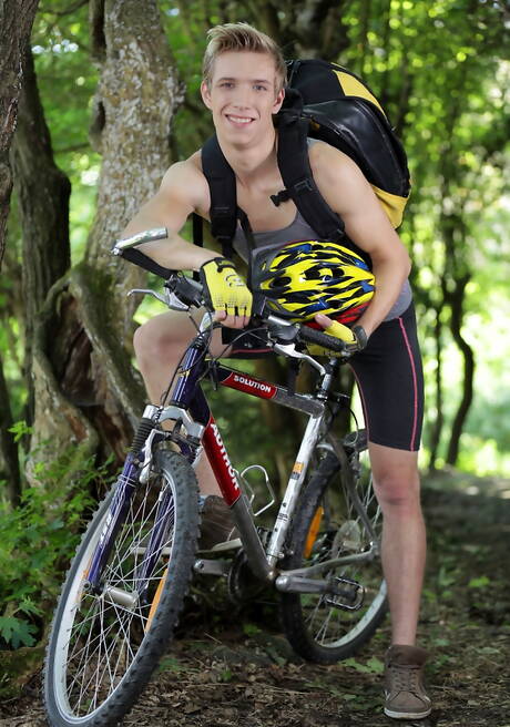 Sexy Johny Cruz, Mike James and Sven Laarson drilling an ass outside