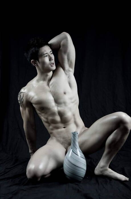 Oriental bodybuilder Peter Le shows a well-build body