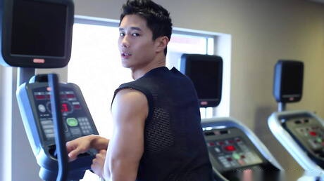 Oriental strong bull Peter Le shows a perfect body in hot shower