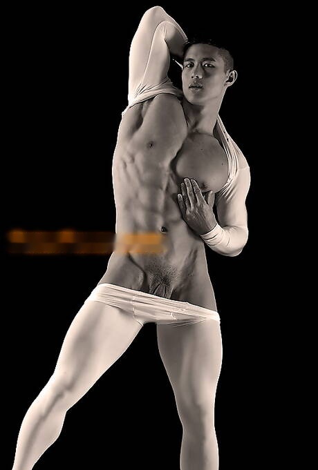 Asian bodybuilder Peter Le posing naked and showing nice butt