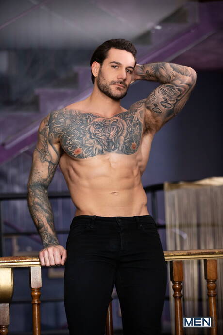 Spanish muscular Manuel Reyes and american muscular Papi Kocic drilling an ass