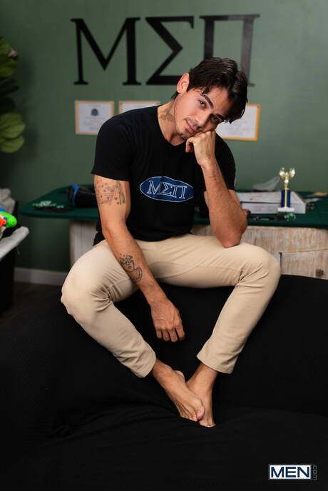 Sexy boys Ashton Summers, Trevor Brooks and Michael Vente in hot threesome ass bang