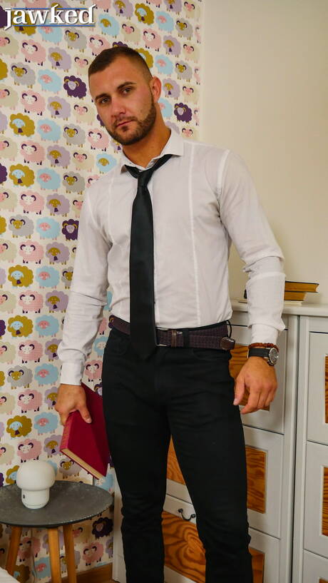 Stud David Lee shows a beautiful body