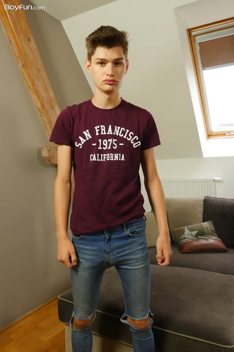 Twink Curtis Cameron get naked and showing his butt