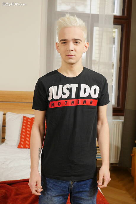 Hot twink Taylor Blaze posing naked and showing his butt