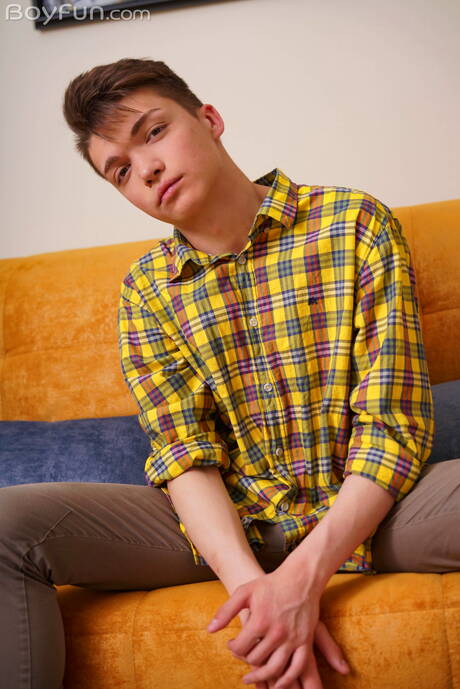 Hot twink Mike Steed shows a beautiful body